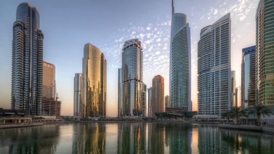 仰望迪拜阿联酋的摩天大楼