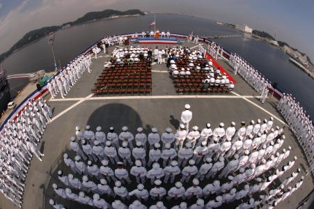 在横须贺日本航空母舰上的水手全高清壁纸和背景