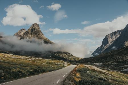 云雾缭绕的挪威斯堪的纳维山脉