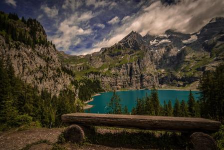 长椅俯瞰瑞士湖全高清壁纸和背景