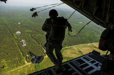 士兵从飞机全高清壁纸和背景图像自由落体跳伞