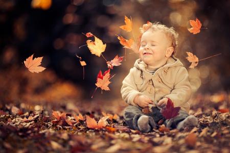 享受秋风微风全高清壁纸和背景的小男孩
