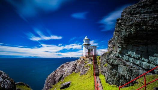 在爱尔兰Tooreen岛上的羊头灯塔4k超高清壁纸和背景图像
