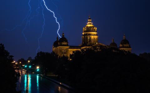 闪电爱荷华州议会大厦全高清壁纸和背景图像