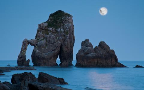满月在海洋岩石全高清壁纸和背景