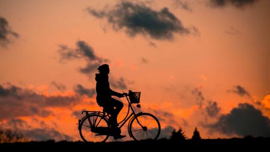 清晨或晚上骑自行车全高清壁纸和背景