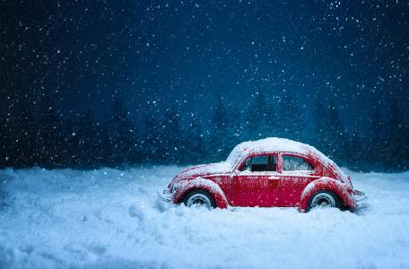 玩具大众汽车卡在雪5k视网膜超高清壁纸和背景图像