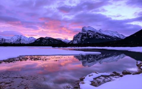 粉红色的日落和云冬季山和湖全高清壁纸和背景