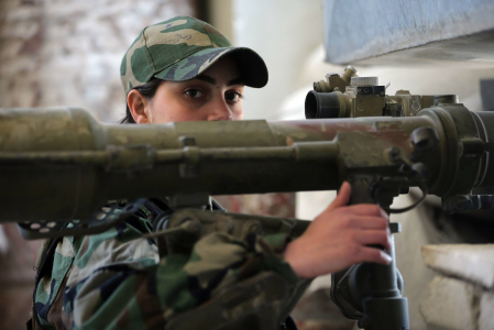 一名女叙利亚士兵准备发射B10火箭全高清壁纸和背景图像