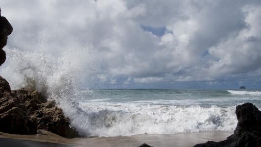 海浪冲击岩石全高清壁纸和背景