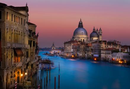 在威尼斯大运河上的晚上全高清壁纸和背景图像