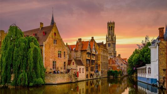 建筑物和教堂沿运河在布鲁日,比利时全高清壁纸和背景图像