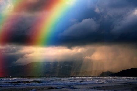 彩虹在海洋的壁纸和背景图像