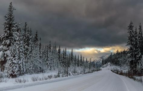 冬季道路全高清壁纸和背景图像上空的云