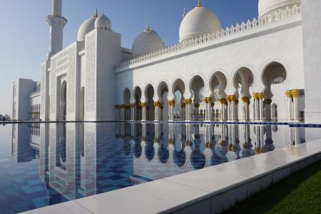 在阿布扎比,阿拉伯联合酋长国的大理石清真寺5k视网膜超高清壁纸和背景
