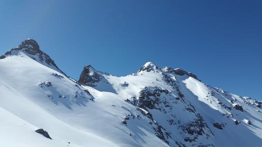 Parzinnspitze是奥地利蒂罗尔州Lechtal阿尔卑斯山上一座2613米高的岩石山峰。 