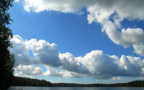 湖上空的云完整的高清壁纸和背景图像