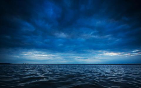 深蓝色的大海全高清壁纸和背景的蓝色云彩