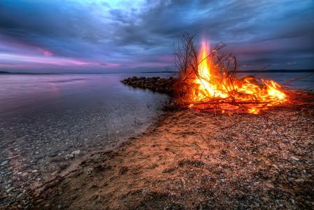 篝火在海滩上全高清壁纸和背景
