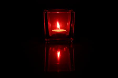 在一个红色的玻璃全高清壁纸和背景蜡烛