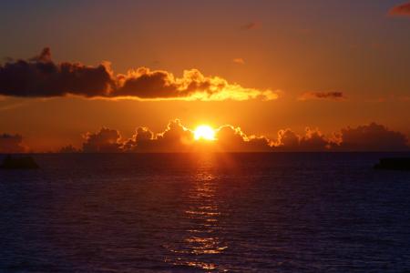 在日本冲绳西南部的石垣岛上落日。