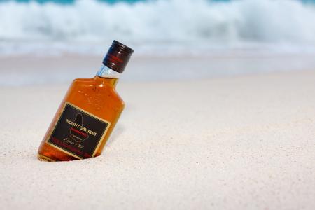瓶同性恋朗姆酒在海滩上的沙子全高清壁纸和背景