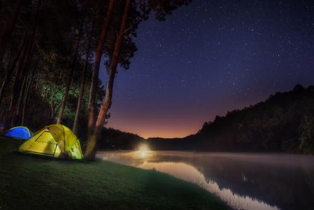 在帐篷里野营的星空山湖4k超高清壁纸和背景
