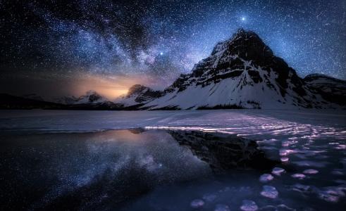 在繁星点点的冬天夜壁纸和背景的山