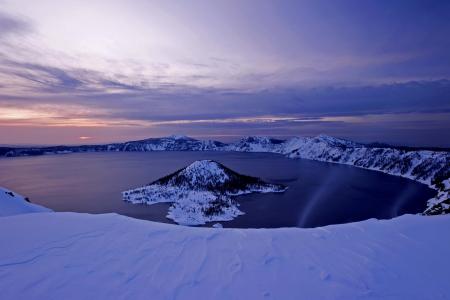 火山湖上的冬季岛全高清壁纸和背景