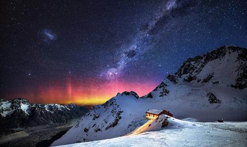 在白雪皑皑的山全高清壁纸和背景的房子银河系的天空