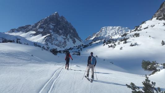 在奥地利蒂罗尔州的Lechtal阿尔卑斯山的Parzinnspitze滑雪。 