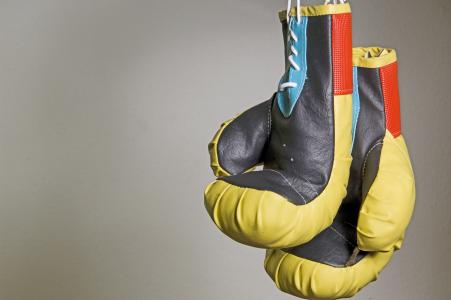 垂悬的拳击手套4k超高清壁纸和背景的照片