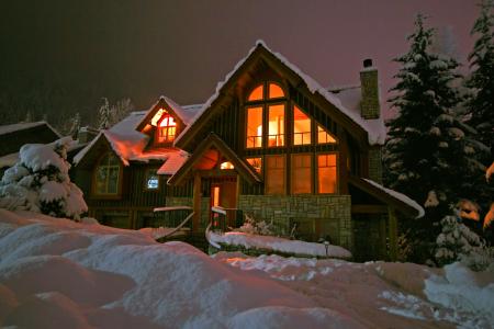 在冬季夜4k超高清壁纸和背景图像的房子