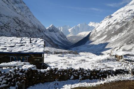 在尼泊尔的山全高清壁纸和背景的小屋