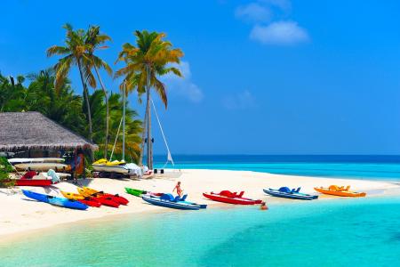 五颜六色的小船在热带海滩墙纸和背景