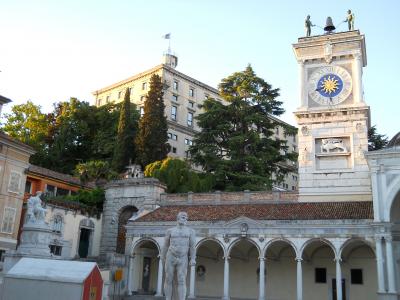 凉廊S.Giovanni,Torre dell'orologio coi 2森林e Castello迪乌迪内全高清壁纸和背景图片