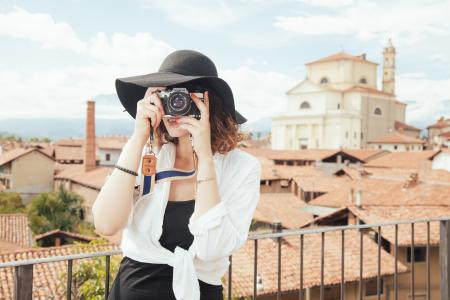 美丽的女游客拍摄的摄影师5k视网膜超高清壁纸和背景图片的照片