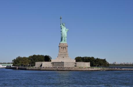 在纽约港自由岛上的自由女神像全高清壁纸和背景图像
