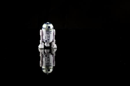 R2-D2玩具黑色背景5k Retina超高清壁纸和背景图片