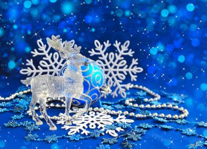 水晶,蓝色和白色圣诞饰品4k超高清壁纸和背景图像