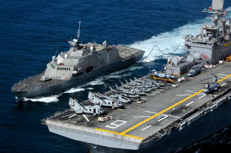 USS Freedom（LCS-1）和USS Cape Gloucester（AKV-9）4k超高清壁纸和背景图片