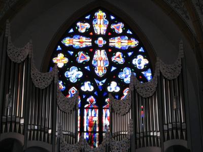 彩色玻璃教堂窗口壁纸和背景