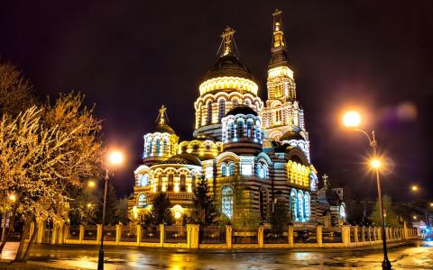 在俄罗斯哈尔科夫安息大教堂在晚上全高清壁纸和背景