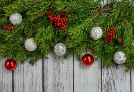 松树树枝和圣诞装饰品全高清壁纸和背景图像