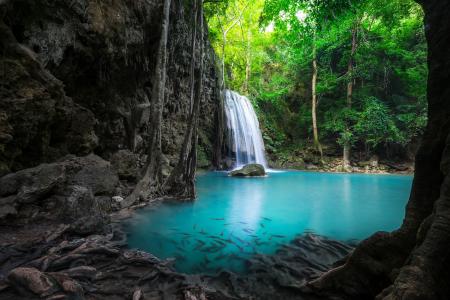 泰国爱侣湾瀑布国家公园的瀑布。