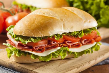 自制意大利三明治配意大利腊肠,番茄和生菜全高清壁纸和背景图像