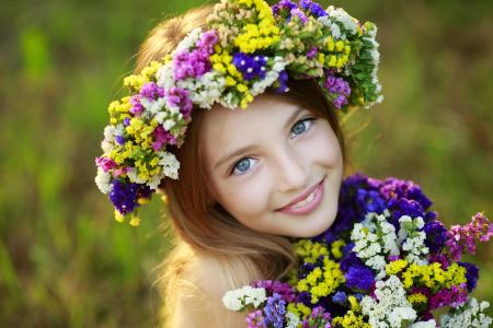 小女孩穿着鲜花花圈全高清壁纸和背景