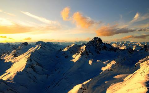 落日的雪皑皑山脉全高清壁纸和背景