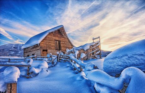 原木小屋在冬季4k超高清壁纸和背景图像