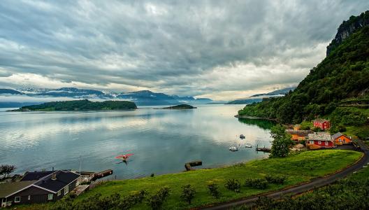 在挪威湖上的小村庄全高清壁纸和背景图像